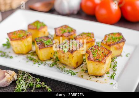 Kartoffel-Fondant mit Knoblauch und Kräutern, lecker einfache Mahlzeit Stockfoto