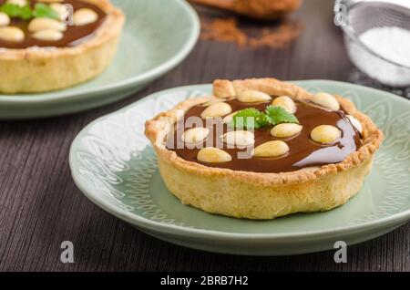 Schokolade Tartalets mit Nüssen, Zucker und Kakao Stockfoto
