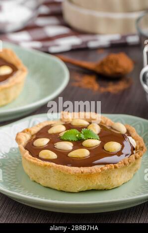 Schokolade Tartalets mit Nüssen, Zucker und Kakao Stockfoto