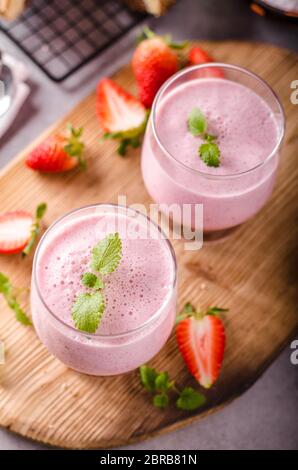 Erdbeeren Milchshake Sommergetränk, Food-Stil Fotografie Stockfoto