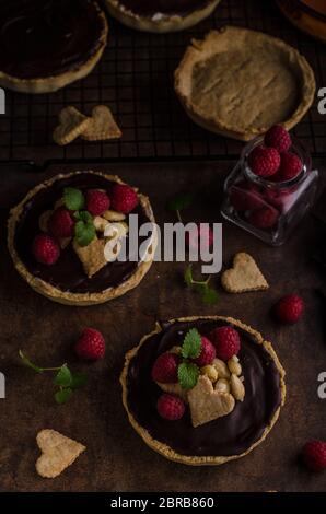 Schokolade Tartalets mit Nüssen, Zucker und Kakao Stockfoto