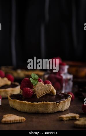 Schokolade Tartalets mit Nüssen, Zucker und Kakao Stockfoto