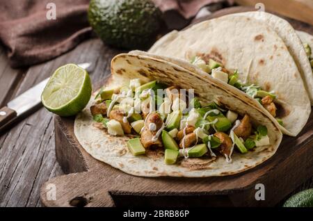 Hausgemachte Hähnchen Schenkel gegrillt, frischer Avocado in Tortilla, delish Essen einfach Kochen, frische ingredience Stockfoto