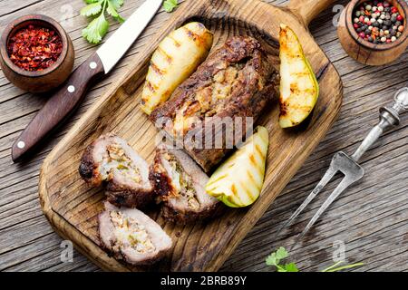 Hackbraten mit Birnen und Mandeln. Rindfleisch Hackbraten auf hölzernen Tisch Stockfoto