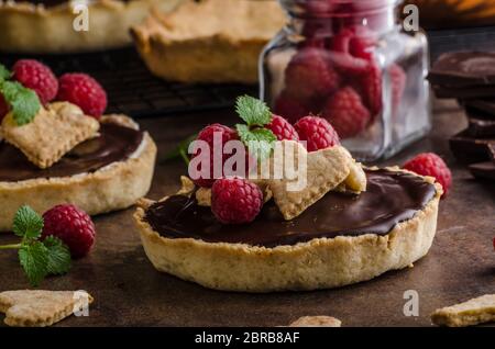Schokolade Tartalets mit Nüssen, Zucker und Kakao Stockfoto