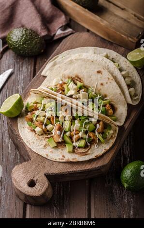 Hausgemachte Hähnchen Schenkel gegrillt, frischer Avocado in Tortilla, delish Essen einfach Kochen, frische ingredience Stockfoto