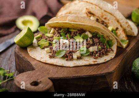 Hausgemachte Hackfleisch Tortilla, frischen Avocado und mozarella Käse delish Essen einfach Kochen, frische ingredience Stockfoto