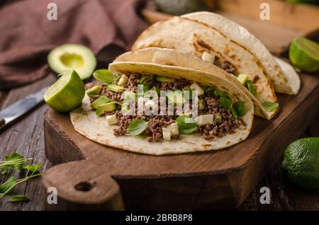 Hausgemachte Hackfleisch Tortilla, frischen Avocado und mozarella Käse delish Essen einfach Kochen, frische ingredience Stockfoto