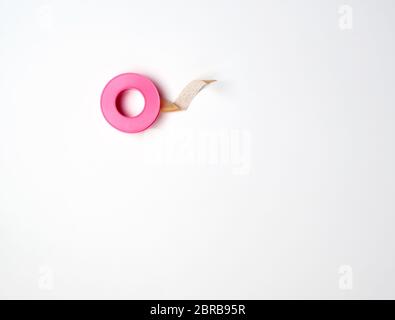 Medizinische Textilien Pflaster für die Haut in einem Twisted-pair, pink Kunststoff Verpackung auf weißem Hintergrund Stockfoto