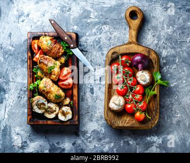 Gebackenes Huhn Brötchen mit Pilzen, Käse und Speck Stockfoto