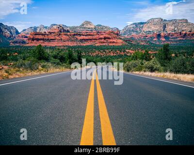 Fahren auf Boynton Pass Road in Sedona, Arizona in Richtung Boynton Canyon und Mescal Berg. Stockfoto