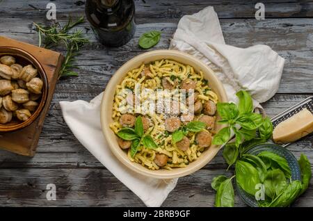 Hausgemachte Spätzle, Grill, Wurst und frischem Käse, Kräuter auf rustikalen Holzbrett, Essen Fotografie Stockfoto