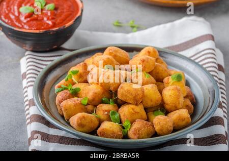 Hausgemachte gebratene Mini Kroketten aus Bratkartoffeln, lecker und schön Rezept Stockfoto