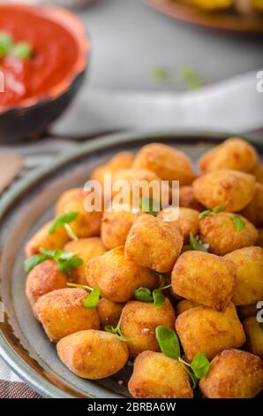 Hausgemachte gebratene Mini Kroketten aus Bratkartoffeln, lecker und schön Rezept Stockfoto