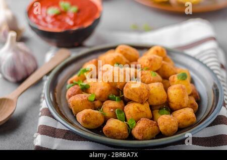 Hausgemachte gebratene Mini Kroketten aus Bratkartoffeln, lecker und schön Rezept Stockfoto