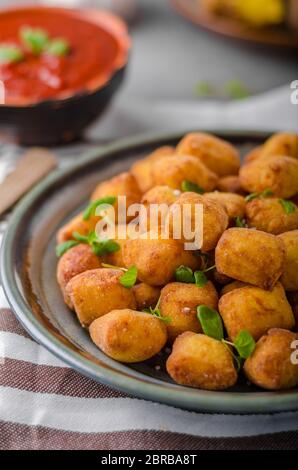 Hausgemachte gebratene Mini Kroketten aus Bratkartoffeln, lecker und schön Rezept Stockfoto