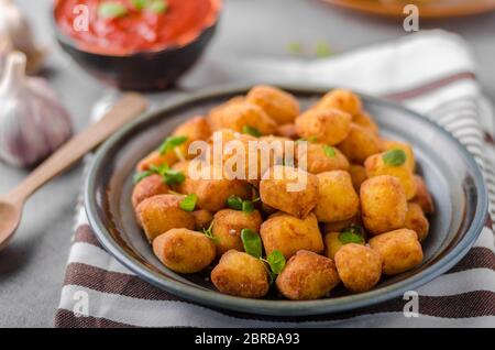 Hausgemachte gebratene Mini Kroketten aus Bratkartoffeln, lecker und schön Rezept Stockfoto