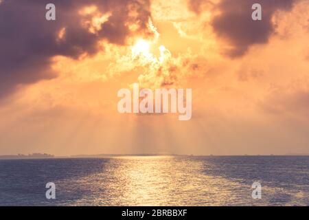 Inspirational ruhiges Meer mit Sonnenuntergang Himmel. Meditation Meer und Himmel Hintergrund. Bunte Horizont über dem Wasser Stockfoto