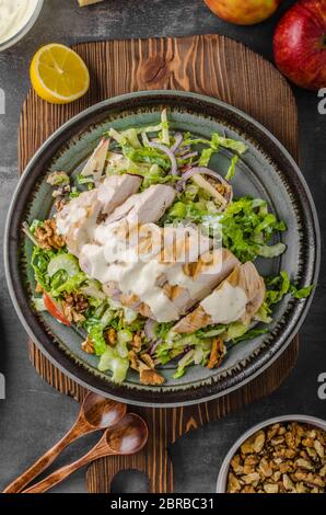 Waldorf-Salat mit gegrilltem Hähnchen, leckere und einfache Rezept mit Blauschimmelkäse Stockfoto