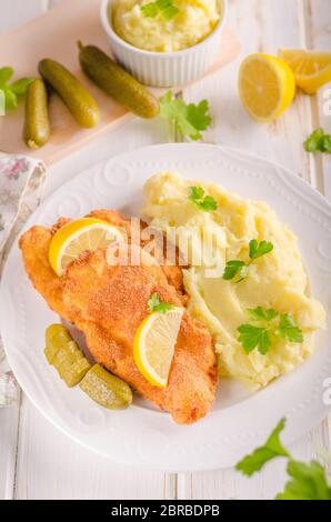 Frische Weiner schitzel Original, Kartoffelpüree, pickless Zitronen und Kräutern auf der Oberseite Stockfoto