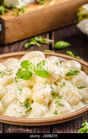 Käse Gnocchi mit Blue Cheese Sauce und galic, Kräuter, delish Essen Stockfoto