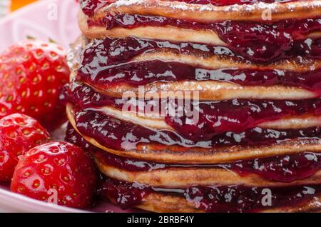 Pfannkuchen Erdbeere, Zucker und Marmelade, Foodfotografie, frischer Saft Stockfoto