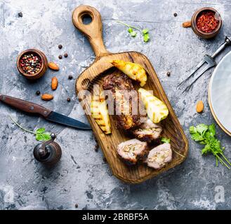 Hackbraten mit Birnen und Mandeln. Rindfleisch Hackbraten. Herbst essen Stockfoto