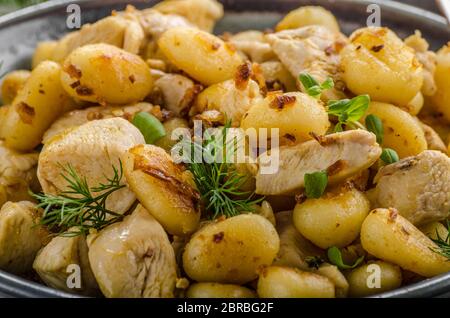Gebratene gnocchi Chicken Curry, Foodfotografie, delish Essen mit Kräutern Stockfoto