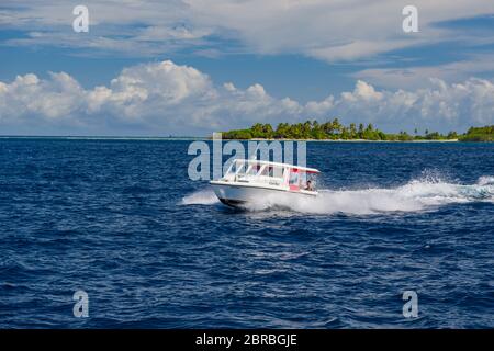 Ari Atoll, Malediven - 17. Dezember 2015: Schnellboot für Touristen auf den Malediven, Indischer Ozean. Schnellboot Andocken, um Touristen abzuholen Stockfoto