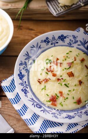 Kartoffelpüree, Frische Kraut und knusprigem Speck in, Foodfotografie, Lager essen Foto Stockfoto