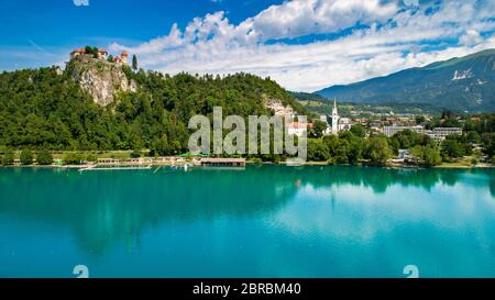 Luftaufnahme des Sees Bled in sonnigen Sommertag Stockfoto