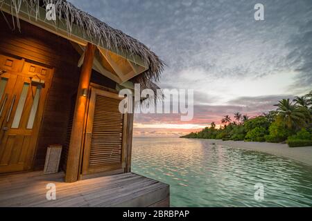 Wunderschöne, isolierte Luxus-Wasserbungalows, Blick auf den Sonnenuntergang Malediven im blauen, grünen Ozean der Malediven. Luxuriöse Reiselandschaft Stockfoto