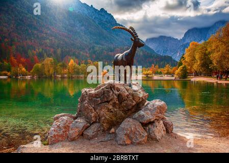 Jasna See mit dem Denkmal der Bergziege - Gämsen an der Vorderseite. Nationalpark Triglav, Slowenien Stockfoto