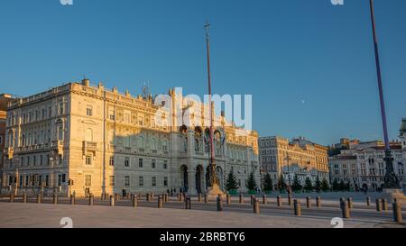 Die piazza Unita in Triest, Italien bei Sonnenuntergang. Der Platz ist auch in der Nähe von Triest Hafen und Miramare Bucht. Stockfoto