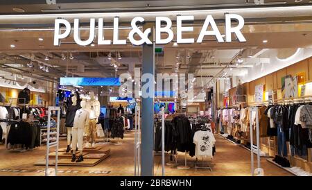 Gyor Ungarn 03 17 2020: Eintritt in ein Pull & Bear Bekleidungsgeschäft. Stockfoto