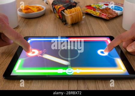 Spielen Hockey-Spiel auf einem android-Tablet Stockfoto