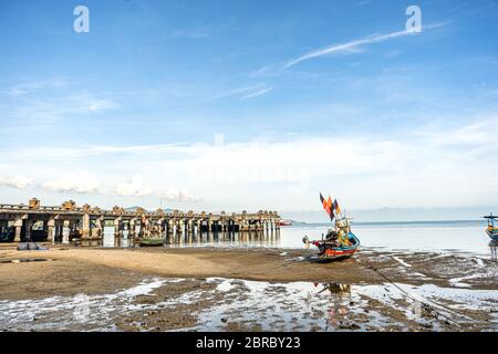 Fischerboote am Ufer bei Ebbe. Thailand Stockfoto