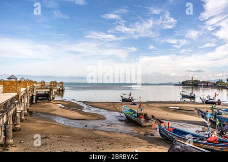 Fischerboote am Ufer bei Ebbe. Thailand Stockfoto