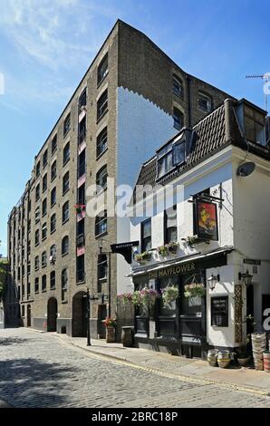 Das Mayflower Pub in der Rotherhithe Street im Südosten Londons. Ein traditionelles öffentliches Haus an der Themse, umgeben von viktorianischen Lagerhäusern. Stockfoto