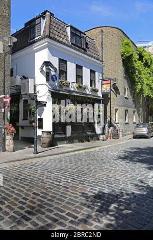 Das Mayflower Pub in der Rotherhithe Street im Südosten Londons. Ein traditionelles öffentliches Haus an der Themse, umgeben von viktorianischen Lagerhäusern. Stockfoto