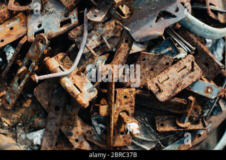 Metallschrott. Rostige Schrauben, Verschlüsse, Vorhang. Roststruktur. Nahaufnahme. Makro. Korrosion von Metall Stockfoto