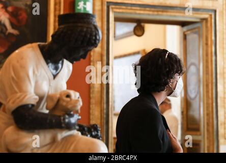 Rom, Italien. Mai 2020. Ein Besucher mit Gesichtsmaske besucht die Galleria Borghese in Rom, Italien, 20. Mai 2020. Italienische führende Museen und Kulturstätten legen heute Pläne für die Phase nach der Sperrung fest, die strengen Sicherheitsprotokollen entsprechen, um eine Ansteckung des Coronavirus zu vermeiden, und hoffen auf eine neue Beziehung mit den Besuchern. Kredit: Cheng Tingting/Xinhua/Alamy Live News Stockfoto