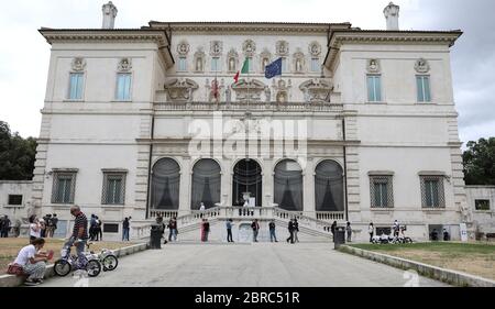 Rom, Italien. Mai 2020. Besucher stehen am 20. Mai 2020 in der Galleria Borghese in Rom, Italien, an. Italienische führende Museen und Kulturstätten legen heute Pläne für die Phase nach der Sperrung fest, die strengen Sicherheitsprotokollen entsprechen, um eine Ansteckung des Coronavirus zu vermeiden, und hoffen auf eine neue Beziehung mit den Besuchern. Kredit: Cheng Tingting/Xinhua/Alamy Live News Stockfoto