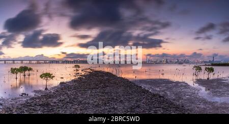 Skyline von Shekou, Shenzhen und Shenzhen Bay Bridge von Lau FAU Shan bei Sonnenuntergang, Hong Kong Stockfoto