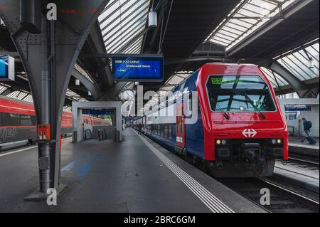 Die Doppelstockbahn (DPZ Rabe 450) hält am Bahnsteig des Zürcher Hauptbahnhofs, dem größten Bahnhof der Schweiz Stockfoto