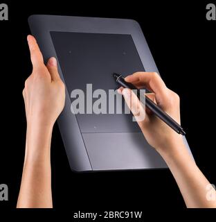 Hand hält digitalen Grafikstift und Zeichnung Grafik-Tablet isoliert auf schwarz Stockfoto