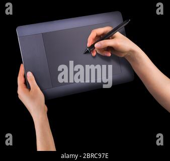 Hand hält digitalen Grafikstift und Zeichnung Grafik-Tablet isoliert auf schwarz Stockfoto