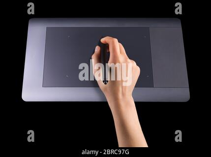 Hand hält digitalen Grafikstift und Zeichnung Grafik-Tablet isoliert auf schwarz Stockfoto