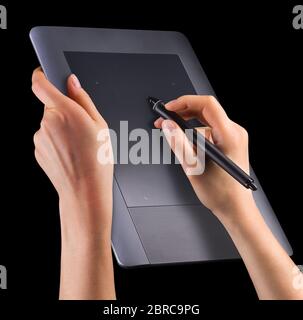 Hand hält digitalen Grafikstift und Zeichnung Grafik-Tablet isoliert auf schwarz Stockfoto