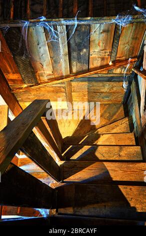Hölzerne Wendeltreppe in einem alten Holzhaus. Stockfoto